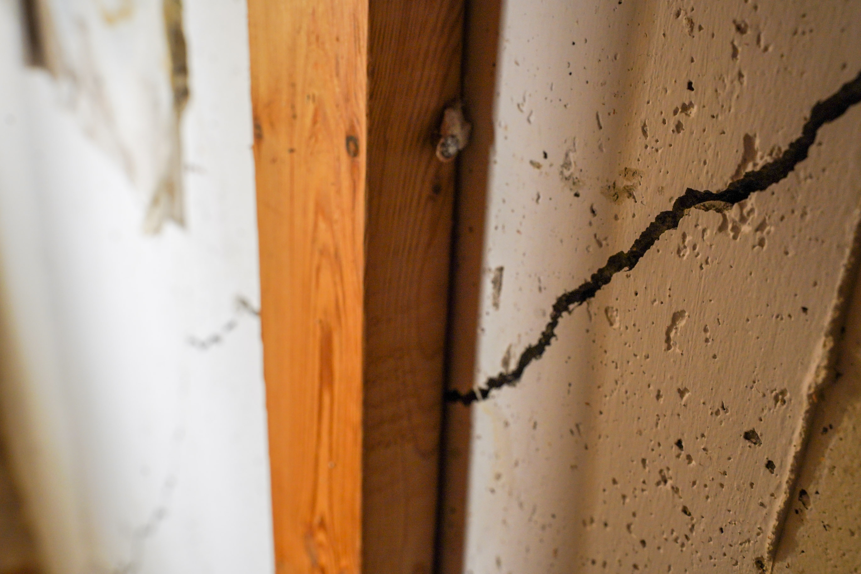 basement wall crack